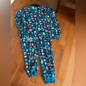 Cuddl Duds Green Soft PJ Set NWT- shirt and pants Small